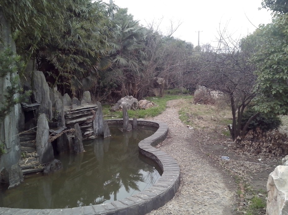 廠房內(nèi)部小公園，林蔭道